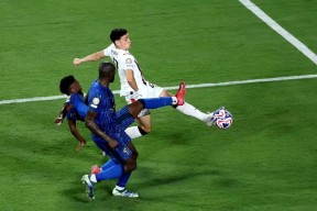 九游游戏排行榜-曼城英超创史4连冠视频